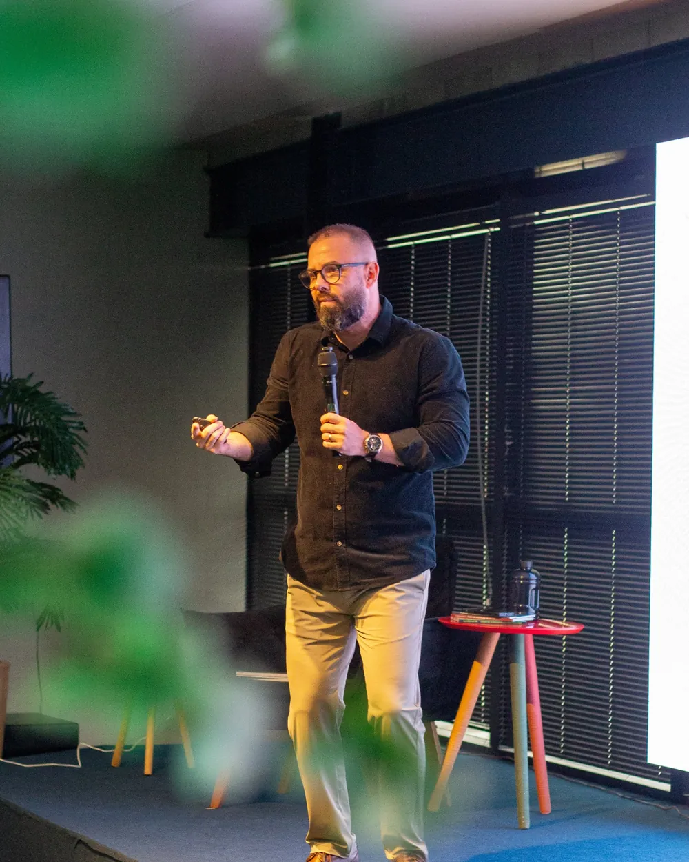 Alexandre Martins no palco, apontando com o passador de slides